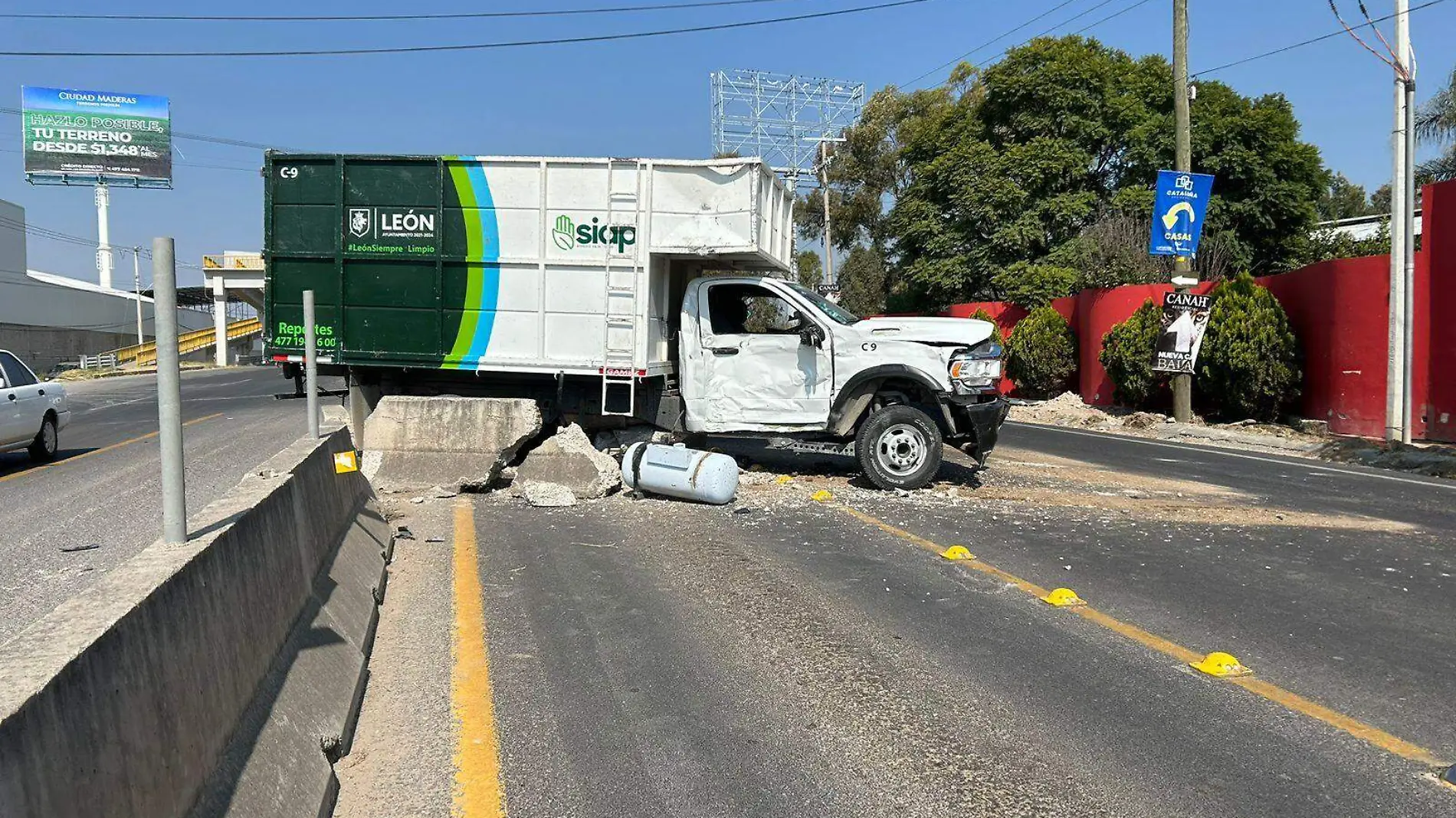 Camión recolector de basura del Siap León tras choque en carretera León - Lagos